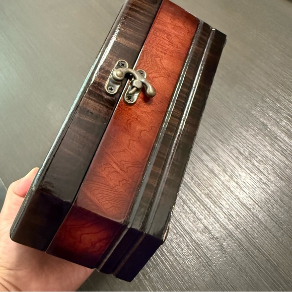 Elegant Wooden Jewelry Box with Lock - Picture 5 of 9